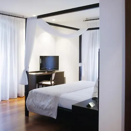 Hotel Palacio De Meras 4*