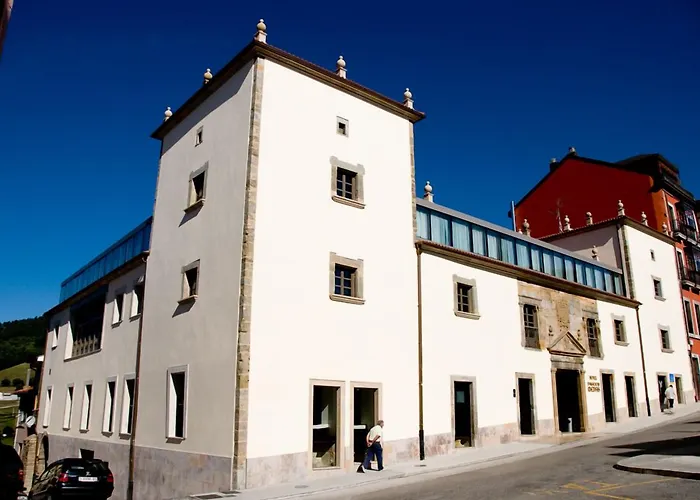 Palacio De Meras Tineo