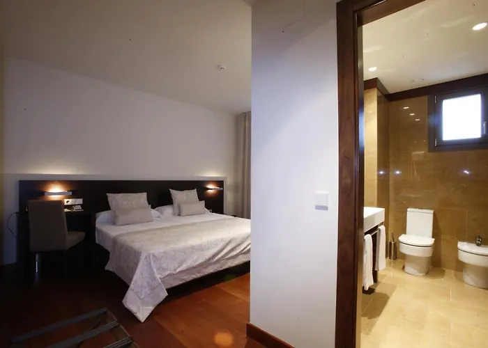 Palacio De Meras Tineo