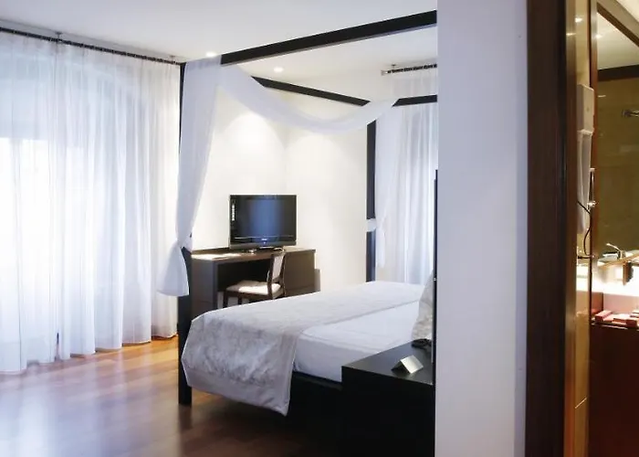 Hotel Palacio De Meras 4*